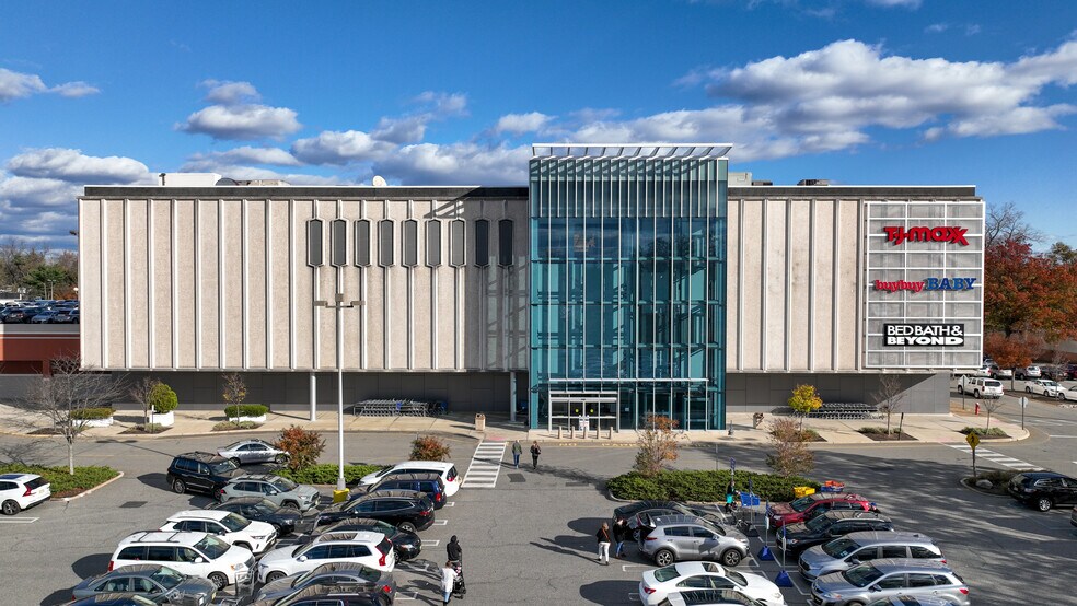 More Photos Of 34 E Ridgewood Ave, Paramus Department Store For Lease