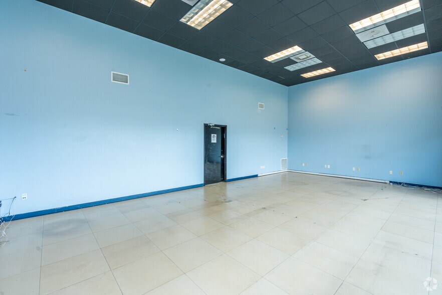 More Photos Of 900 Park Centre Blvd, Miami Gardens Showroom For Lease