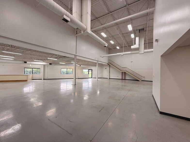 More Photos Of 7522-7528 E Pendleton Pike, Indianapolis Light Distribution For Sale