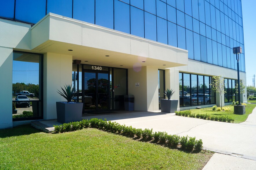 More Photos Of 1340 W Tunnel Blvd, Houma Office For Lease
