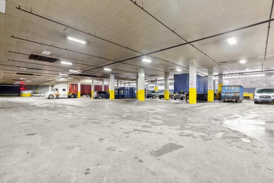 More Photos Of 433 Rue Chabanel O, Montréal Office For Lease