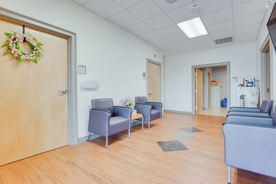 More Photos Of 4275 Western Blvd, Jacksonville Medical For Sale