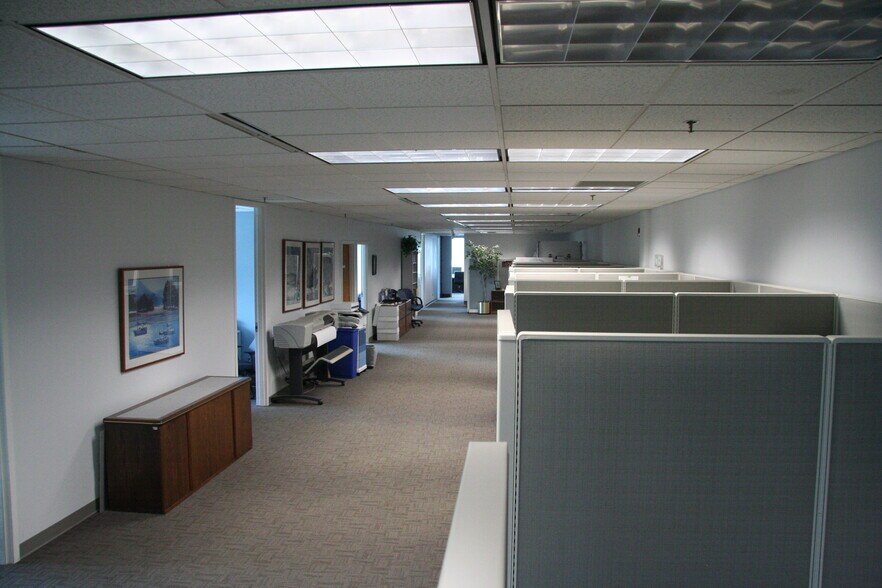 More Photos Of N28W23050 Roundy Dr, Pewaukee Office For Sale
