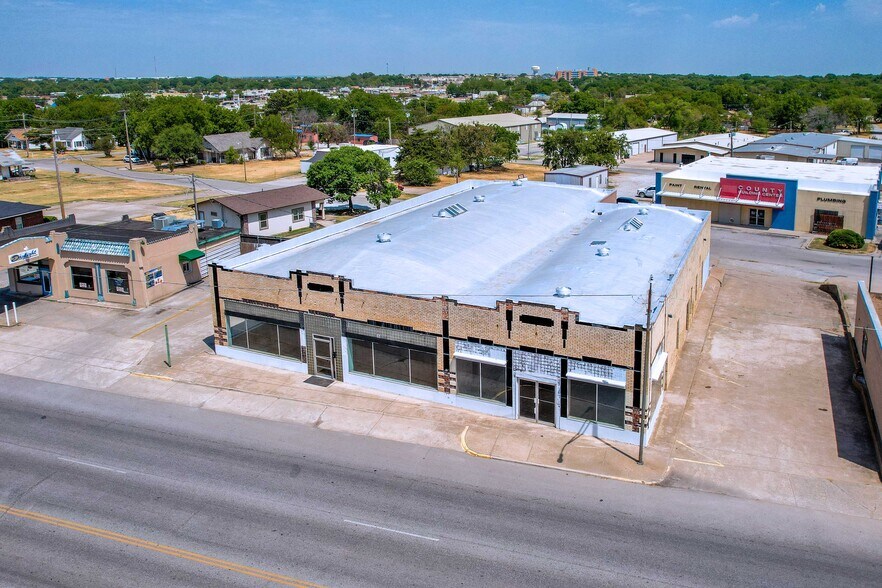 More Photos Of 815 W Broadway St, Ardmore Freestanding For Sale