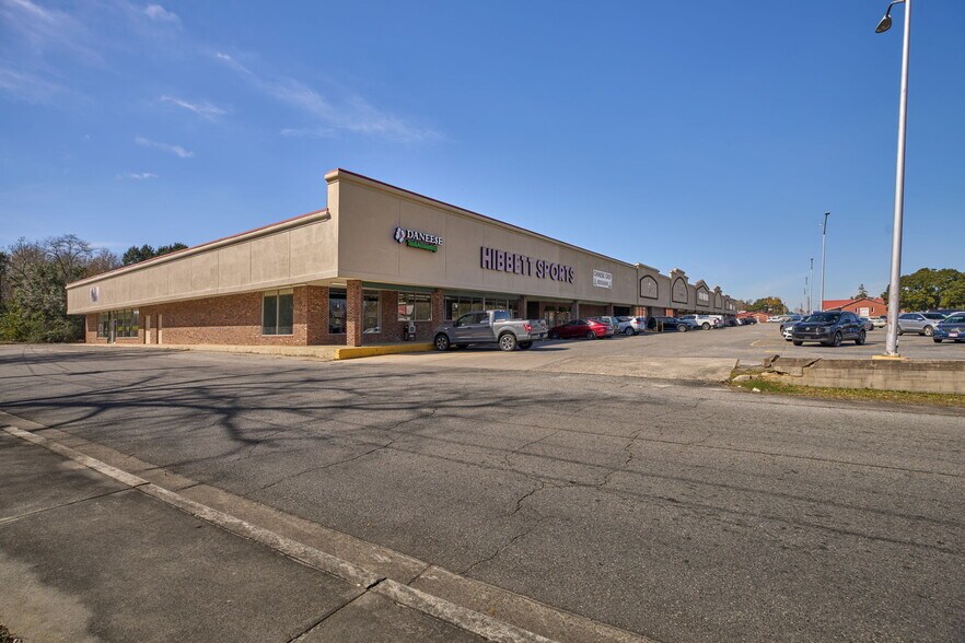 More Photos Of 850 College St, Eastman General Retail For Sale