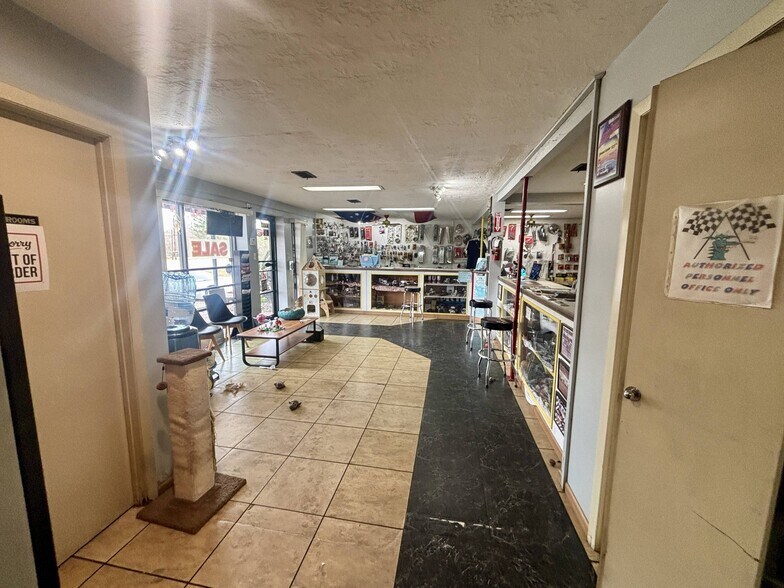 More Photos Of 1700 N Loop 336 E, Conroe Auto Repair For Lease