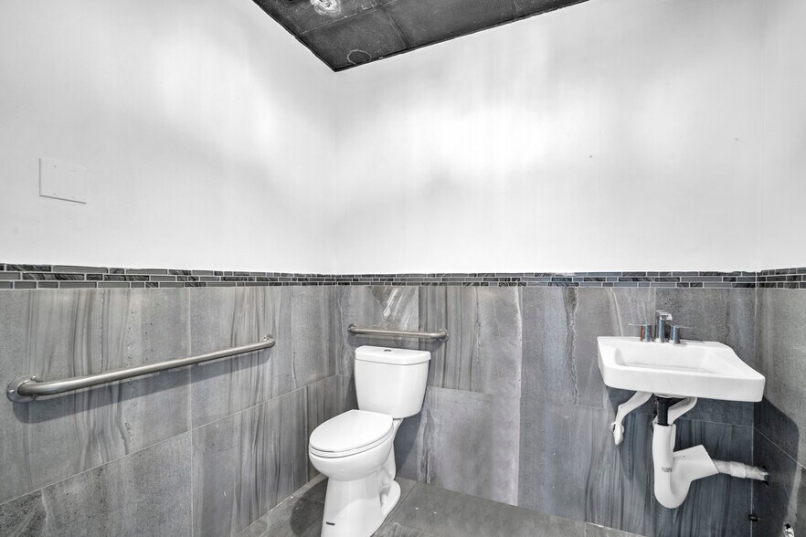 More Photos Of 3900 W Commercial Blvd, Fort Lauderdale Office For Lease