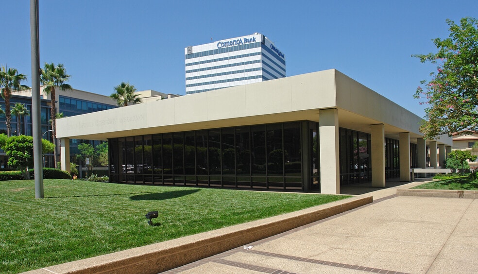 Primary Photo Of 15255 Ventura Blvd, Sherman Oaks Storefront Retail Office For Lease