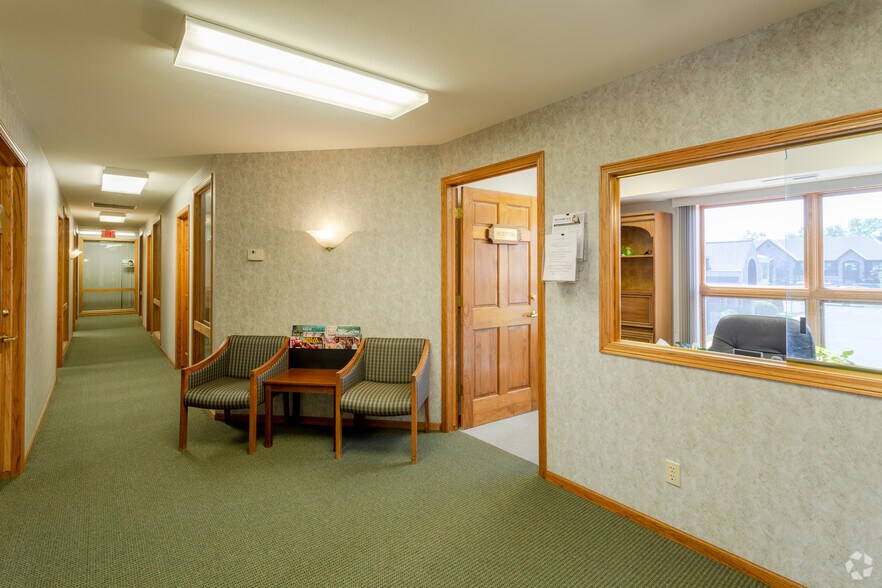 More Photos Of 1001 W Glen Oaks Ln, Mequon Office For Lease