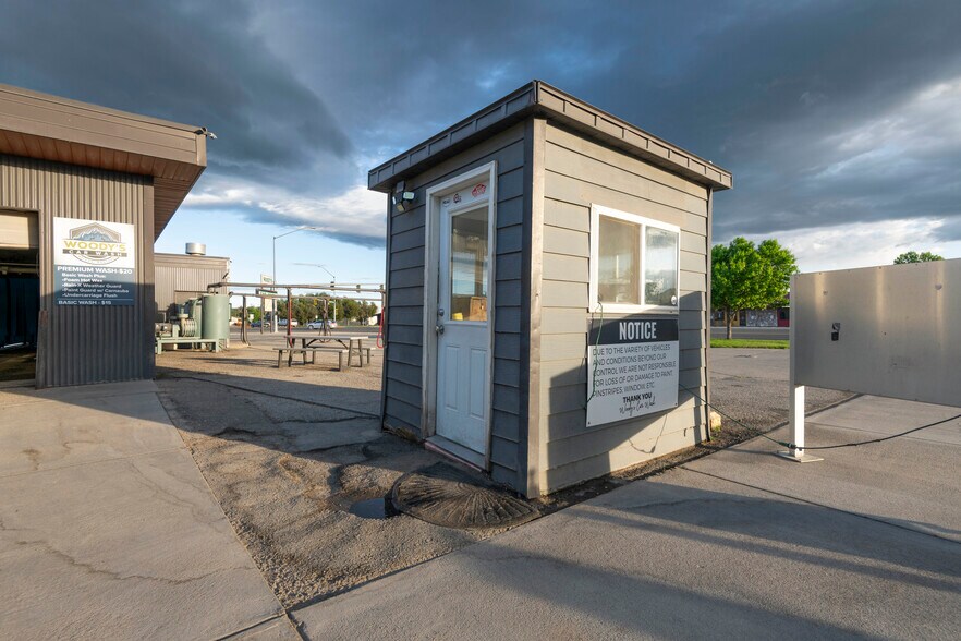 More Photos Of 1201 Cedar St, Helena Carwash For Sale
