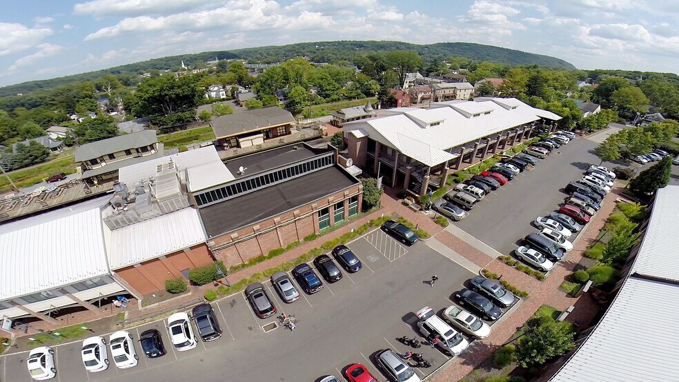 More Photos Of 400 Union Square Dr, New Hope Bar For Lease