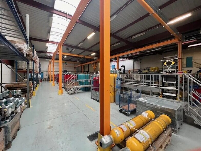 More Photos Of 697 Rue Fourny, Buc Warehouse For Lease