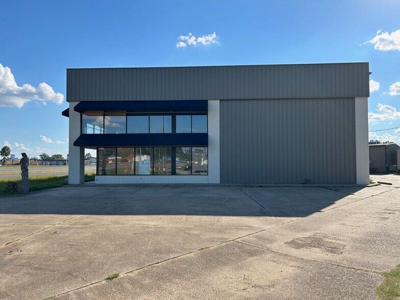 More Photos Of 60 Macarthur Dr, Alexandria Freestanding For Lease