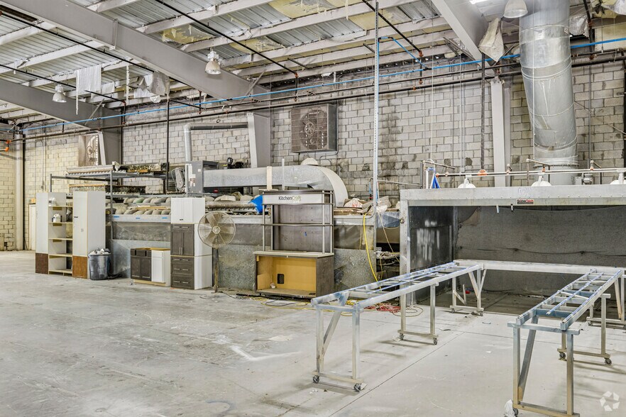 More Photos Of 740 NW Enterprise Dr, Port Saint Lucie Manufacturing For Lease