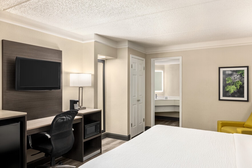 More Photos Of 12822 N Interstate 35, Live Oak Hotel For Sale