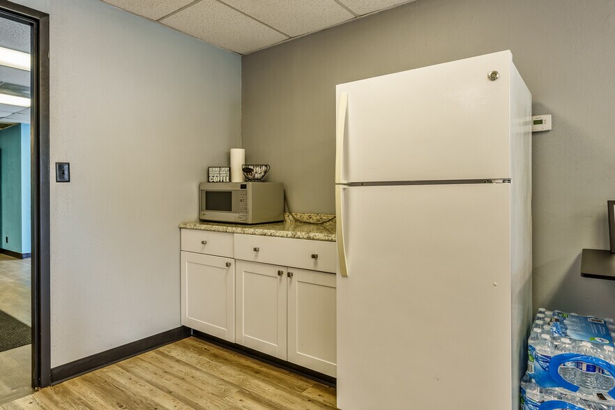 More Photos Of 415 N 3rd St, Rockford Light Distribution For Sale