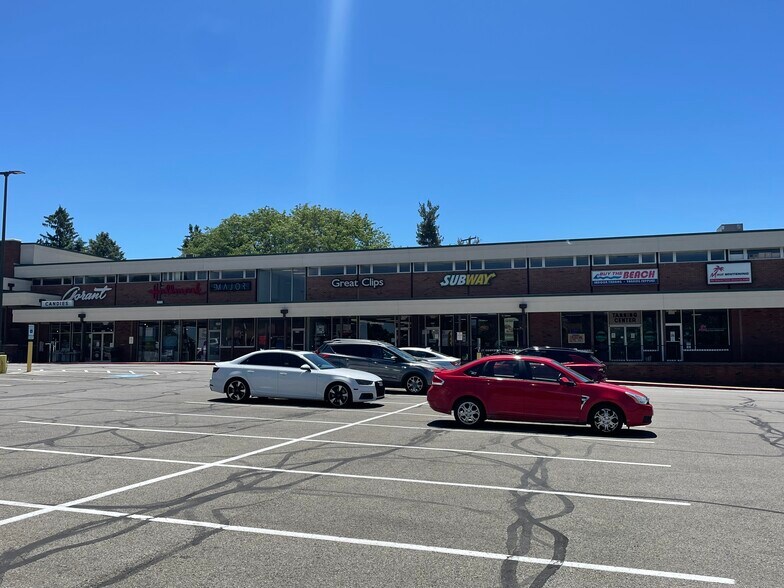 More Photos Of 8202-8280 E Market St, Warren Unknown For Lease
