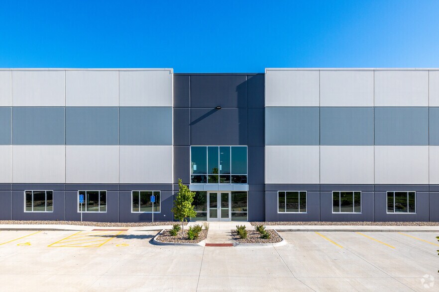 More Photos Of 7400 SE Convenience Blvd, Ankeny Warehouse For Lease