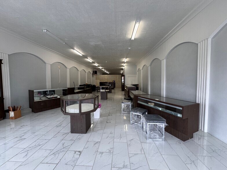 More Photos Of 1221 Overland Ave, Burley Storefront For Sale