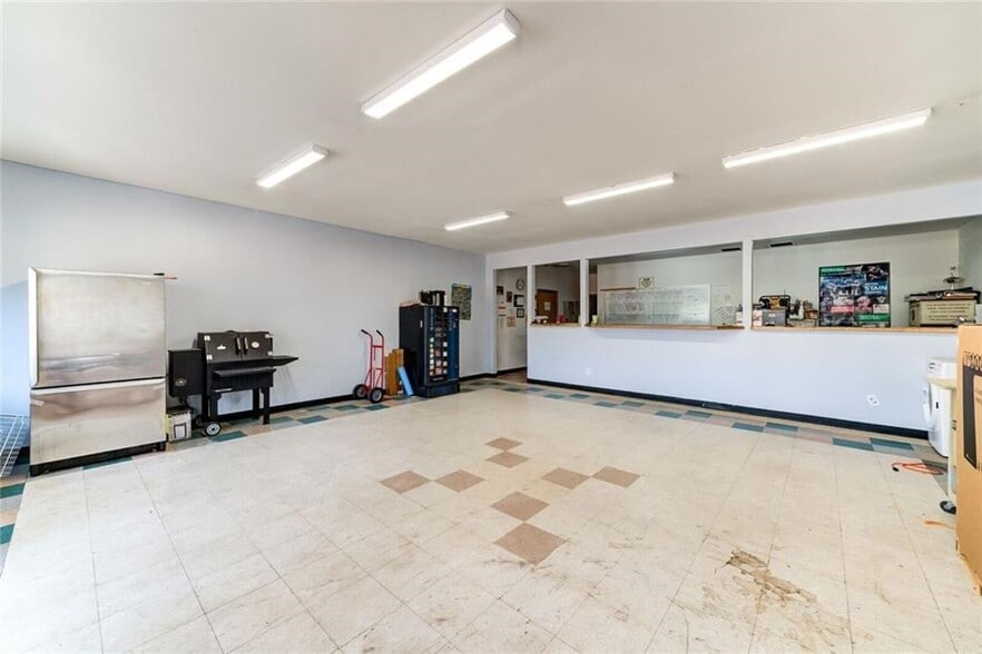 More Photos Of 2522 Business Dr, Cumming Warehouse For Sale