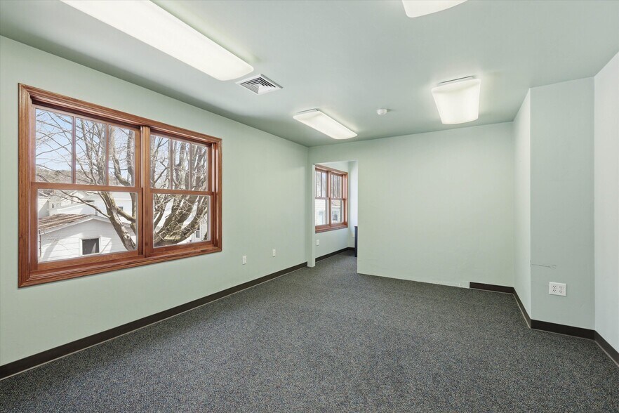 More Photos Of 312 N 5th Ave, Sturgeon Bay Office For Sale