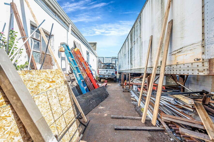 More Photos Of 116 E Merrick Rd, Freeport Warehouse For Sale