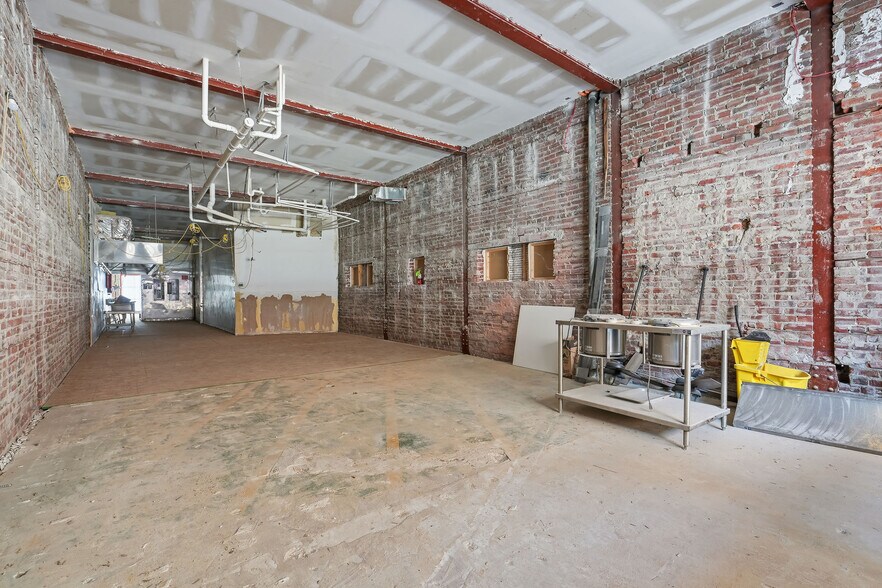 More Photos Of 833 N Market St, Wilmington Storefront Retail Residential For Sale