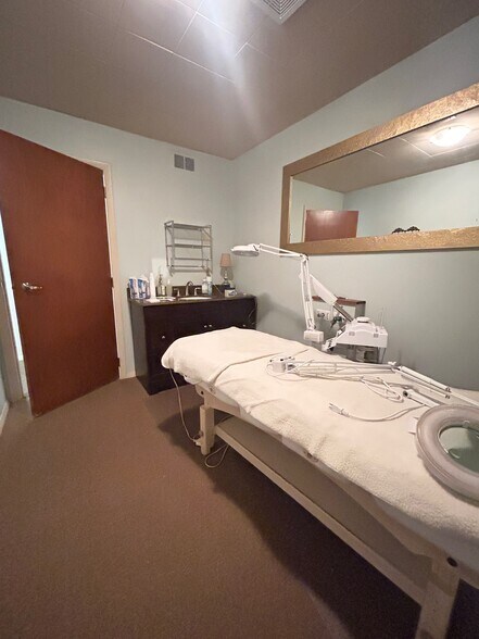 More Photos Of 1320 Granville Rd, Newark Medical For Sale