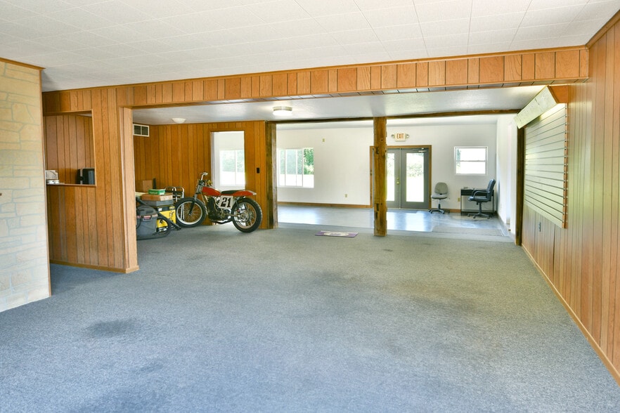 More Photos Of 4085 Herner County Line Rd, Southington Showroom For Sale