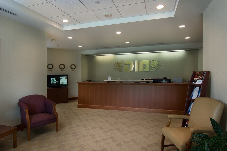 More Photos Of 800 Enterprise Dr, Horsham Township Office For Lease