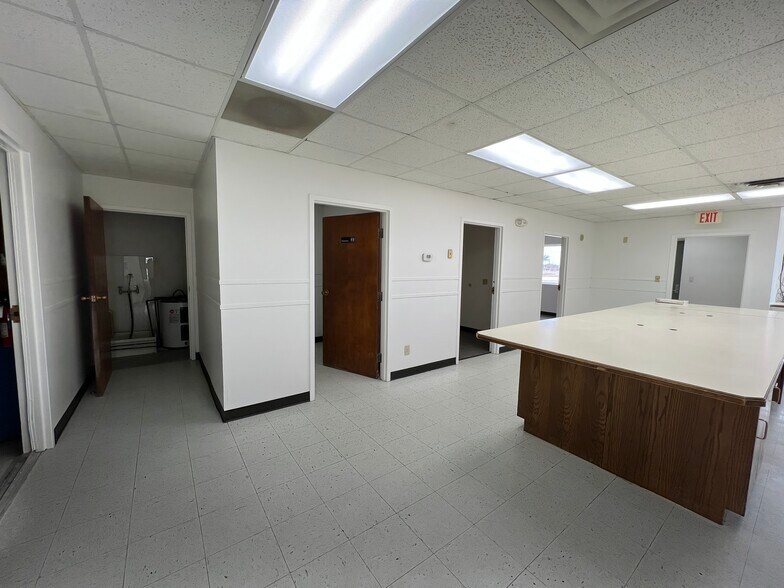 More Photos Of 1416 Twin Oaks St, Wichita Falls Warehouse For Lease