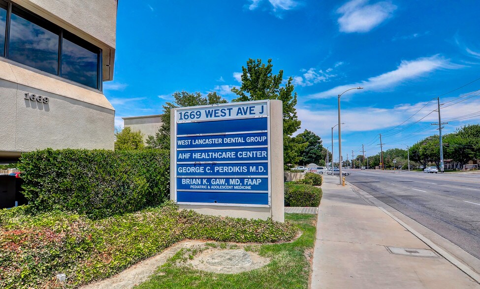 More Photos Of 1669 W Avenue J, Lancaster Medical For Lease