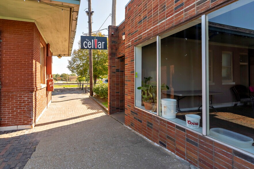 More Photos Of 101 W Monroe St, Carbondale General Retail For Sale