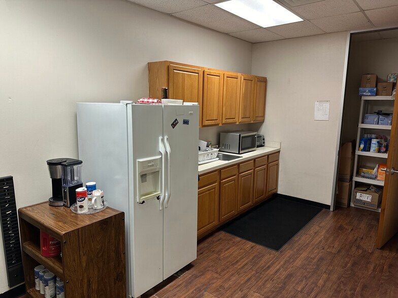 More Photos Of 13610 Rankin Cir E, Houston Warehouse For Lease