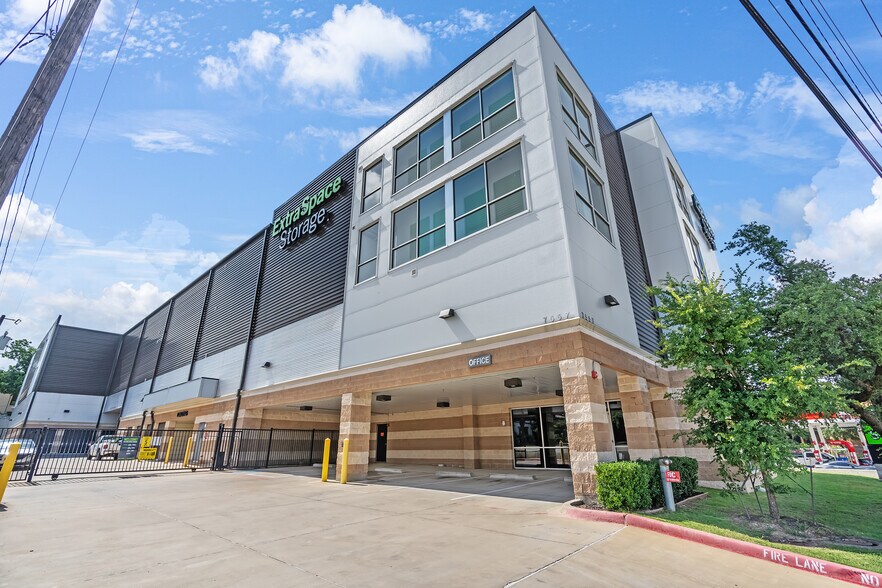 More Photos Of 7557 Greenville Ave, Dallas Self Storage For Lease
