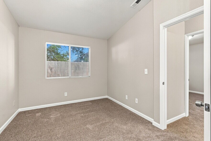 More Photos Of 1262 N Marks Ave, Fresno Apartments For Sale
