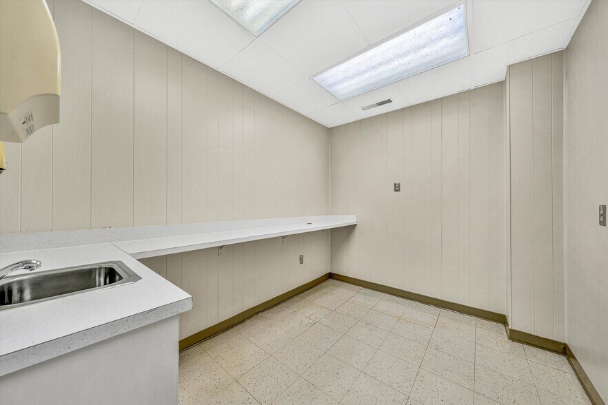 More Photos Of 1930 Braeburn Dr, Salem Medical For Sale