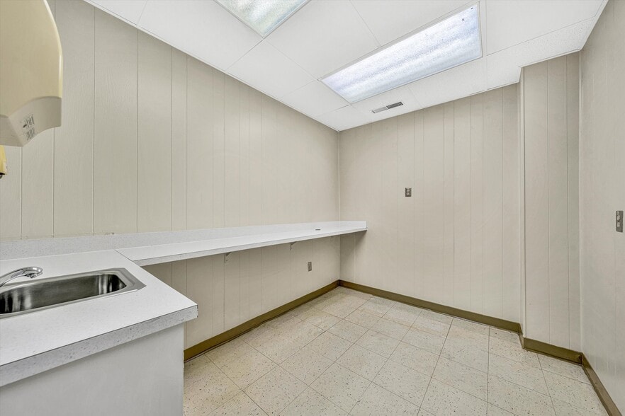 More Photos Of 1930 Braeburn Dr, Salem Medical For Sale