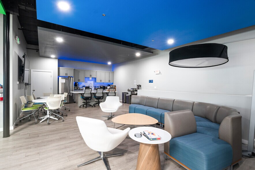 More Photos Of 800 E Dyer Rd, Santa Ana Showroom For Sale