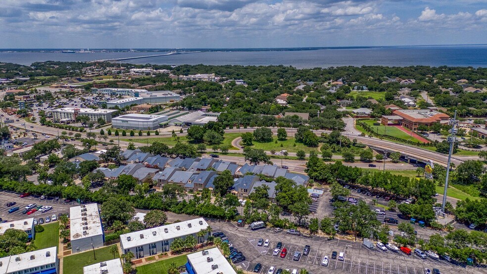 More Photos Of 913 Gulf Breeze Pky, Gulf Breeze General Retail For Sale