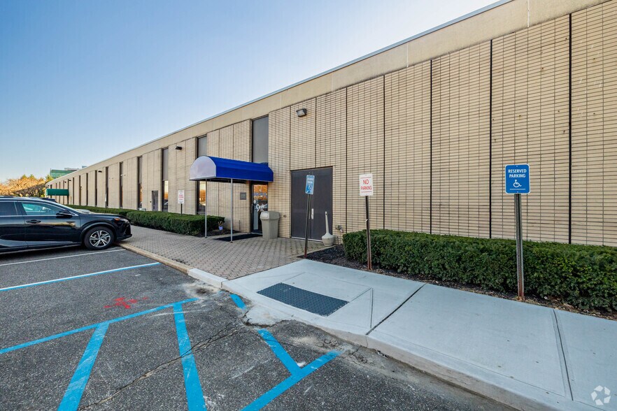 More Photos Of 270 S Service Rd, Melville Light Distribution For Lease