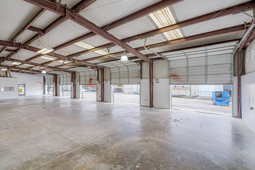 More Photos Of 6383 Summer Gale Dr, Memphis Warehouse For Lease