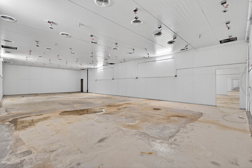 More Photos Of 11019 Penrose St, Sun Valley Manufacturing For Sale