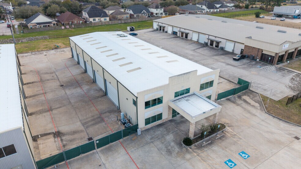 More Photos Of 6631 N Sam Houston Pky W, Houston Warehouse For Lease
