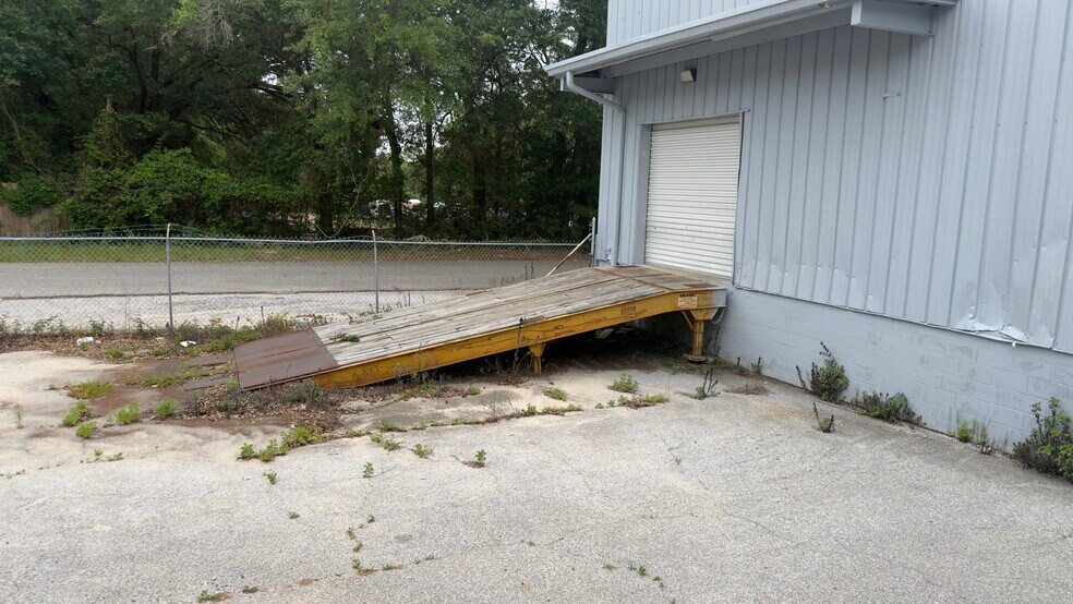 More Photos Of 2800 Delano St, Pensacola Warehouse For Lease