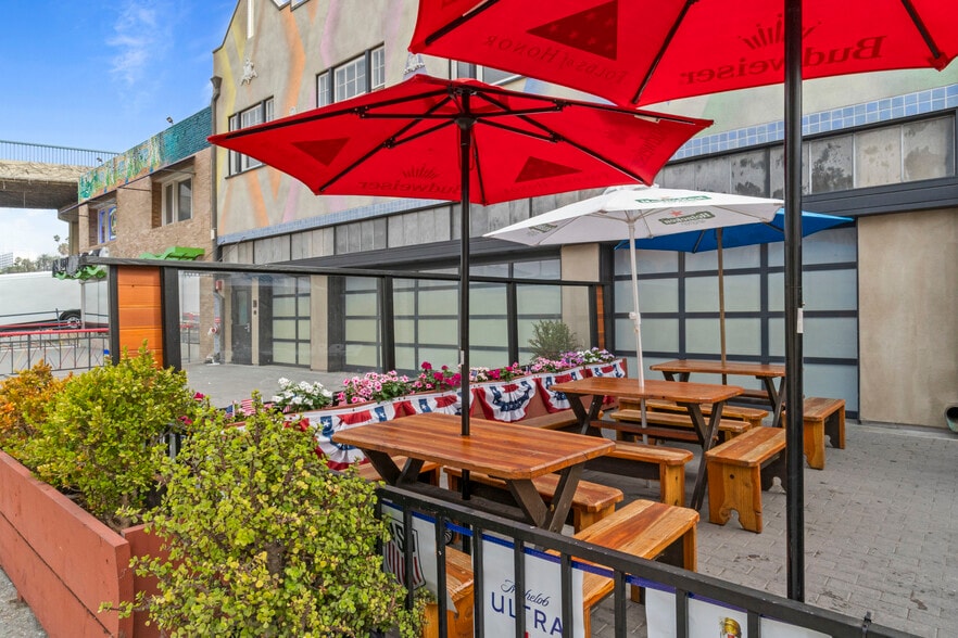 More Photos Of 1605 Ocean Front Walk, Santa Monica Storefront For Lease