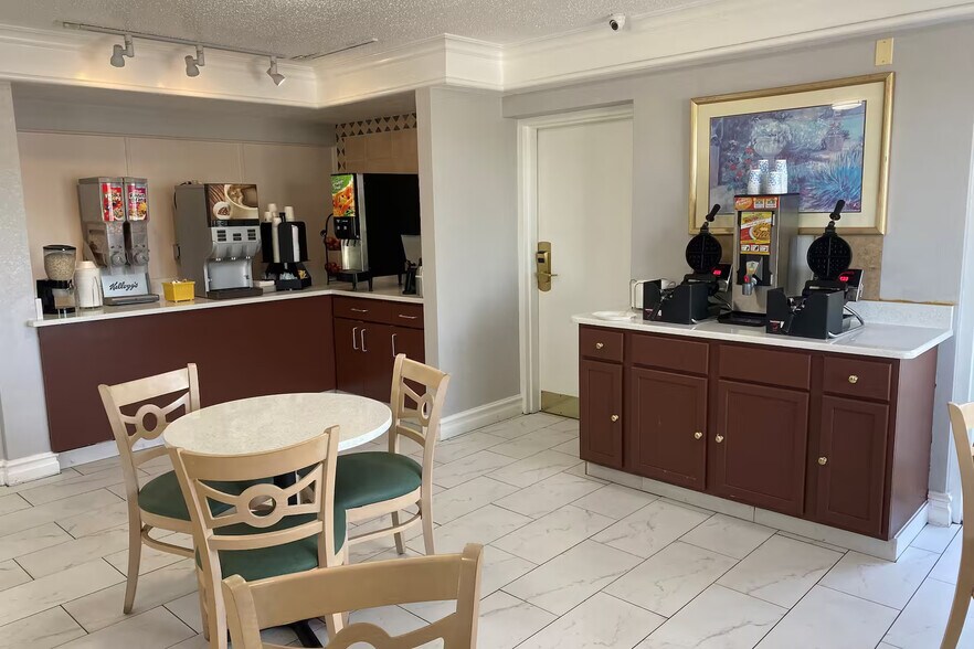 More Photos Of 1415 W Dundee Rd, Arlington Heights Hotel For Sale