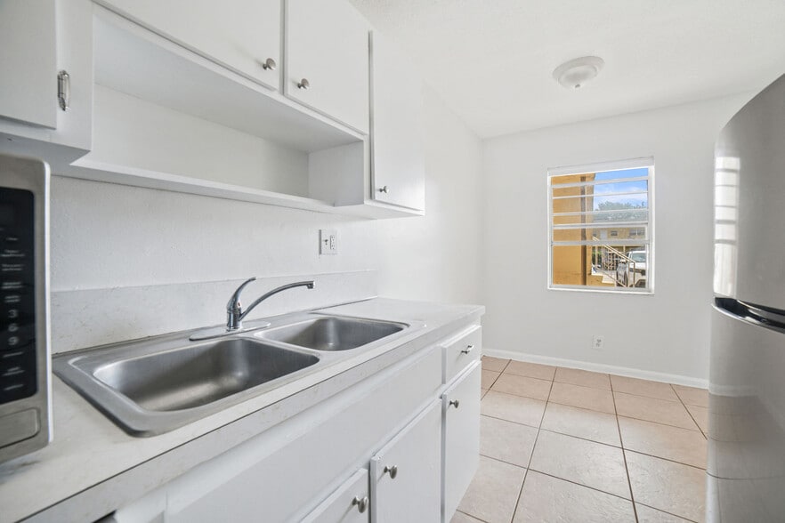 More Photos Of 461 Sunshine Dr, Coconut Creek Apartments For Sale