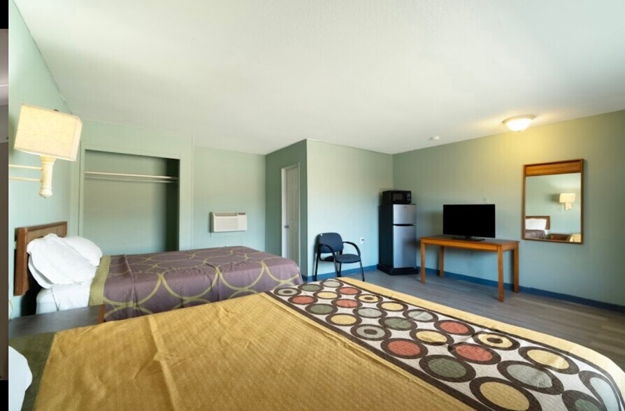 More Photos Of 560 Brazosport Blvd N, Clute Hotel For Sale