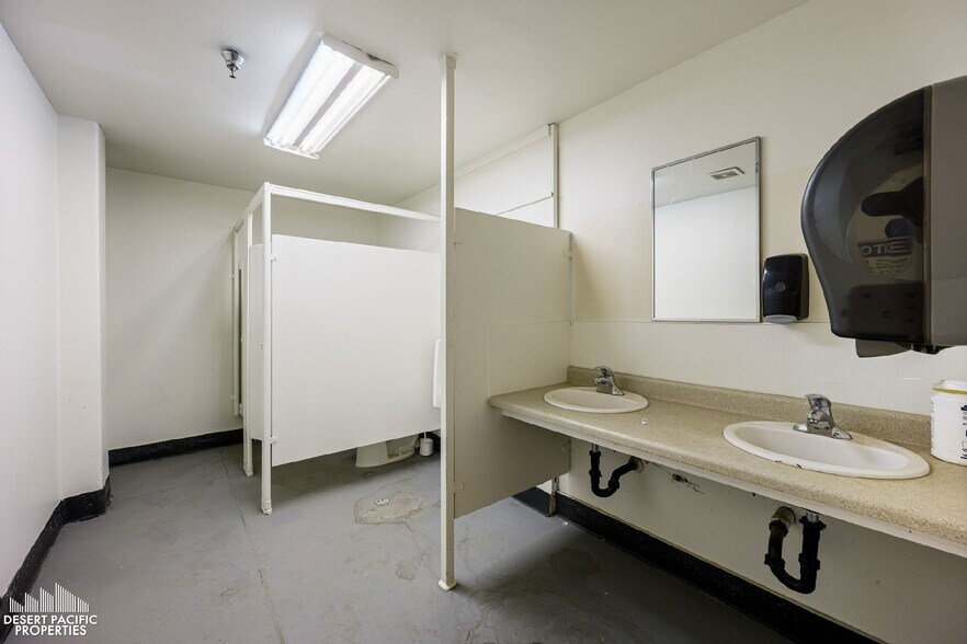 More Photos Of 45585 Commerce St, Indio Warehouse For Sale